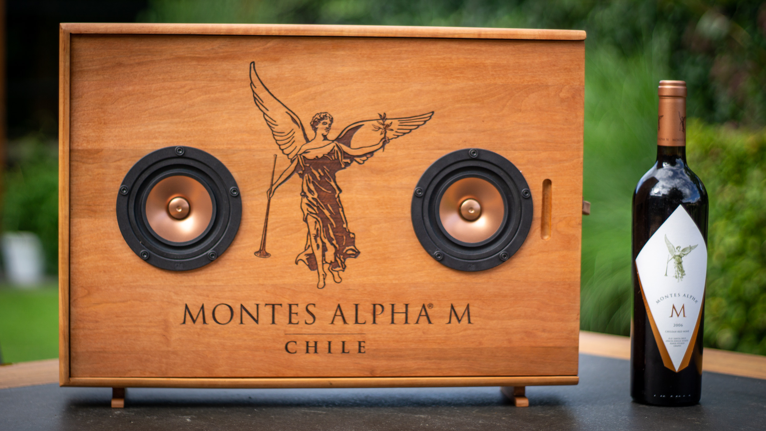 Zelfbouw luidsprekers. Een wijnkist met MarkAudio breedband speakers en een fles Montes Alpha wijn