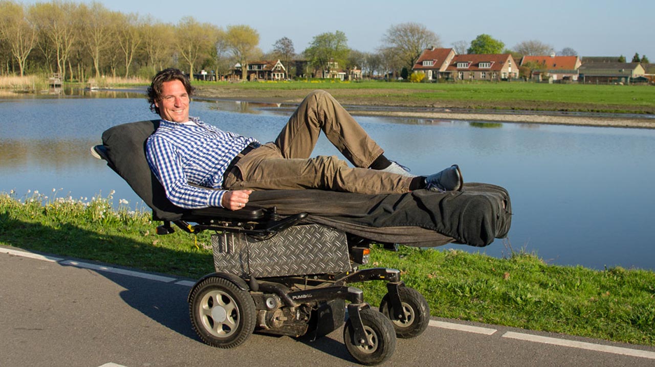 Ben Oorsprong op ligbed rolstoel